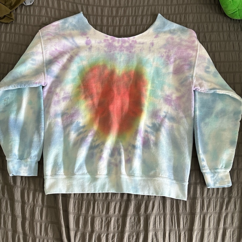 Heart tye die crew neck